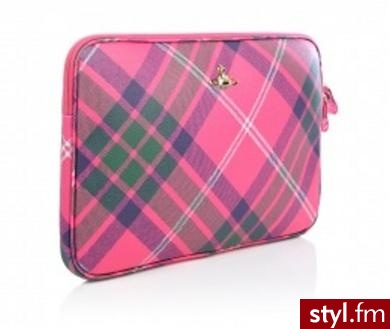 Pokrowiec na laptopa Vivienne Westwood. Pokrowiec na laptopa Vivienne Westwood. Wymiary: 38 cm (długość), 27 cm (wysokość), 3
cm (szerokość).

Cena: 218 euro
, czyli około 872 zł.

Kupisz w sklepie
My Wardrobe. - Misz-masz