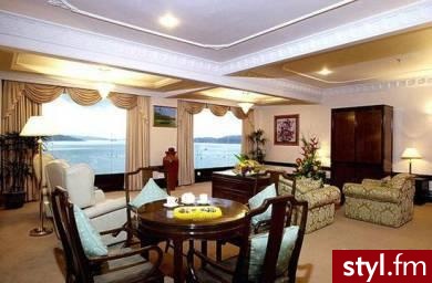 Bayview Hotel Langkawi Obiekt położony jest w handlowo-usługowej części nadmorskiego miasteczka Kuah. Dysponuje 282 wygodnymi i gustownie urządzonymi pokojami. Na terenie kompleksu mieści się m.in. basen, kort tenisowy, SPA, sauna, siłownia, jacuzzi oraz - Mój pokój Wnętrza