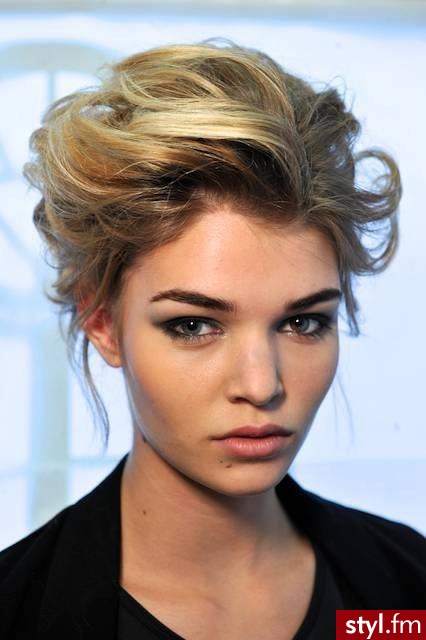 Blond Upięcie Kręcone Wieczorowe Krótkie Fryzury