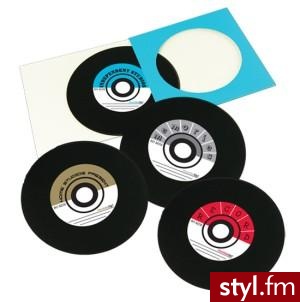 Vinyl CD to standardowa płyta CD-R, tyle że wyglądająca jak winylowy 7-calowy krążek. Na dodatek jest ona opakowana w kojarzącą się jednoznacznie kopertę. - Misz-masz