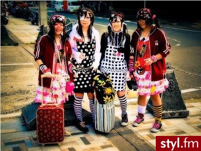 hehe;) troche przesadzone :D ale to jest prawdziwy fashion street ktory w Japonii powstał ;* - Moda uliczna Inne Moda