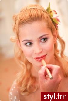 make-up i czesc fryzurki - Wieczorowe Średnie Fryzury