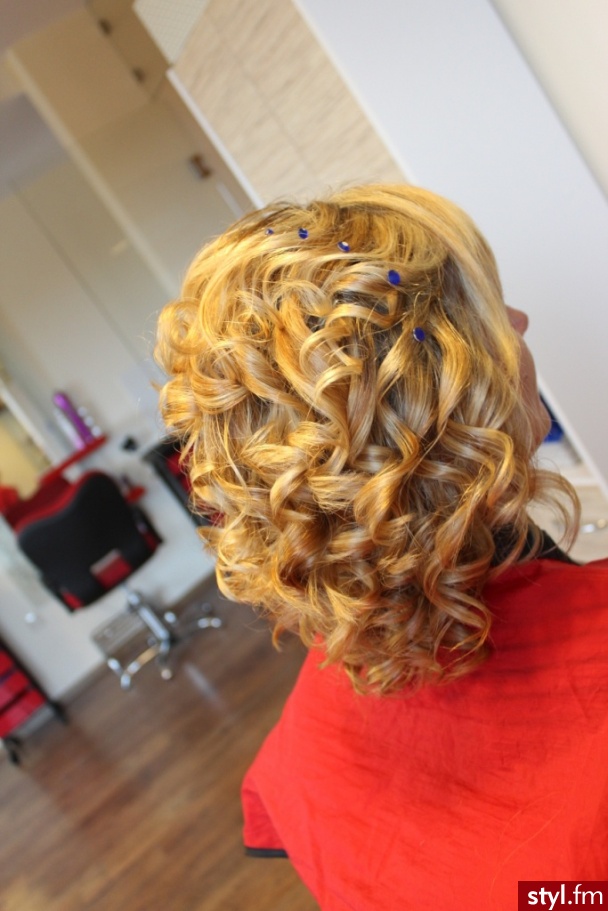 Blond Rozpuszczone Kręcone Wieczorowe Średnie Fryzury