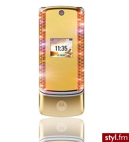 Luksusowa Motorola K1 z kryształkami Swarovskiego. Dostępna na Allegro za 529 złotych. / zauważyłam, że ktoś z nudów polubił dawać mi same oceny jeden. jeśli masz jaja, to napisałbyś chociaż, dlaczego ;) - Gadżety Inne Moda
