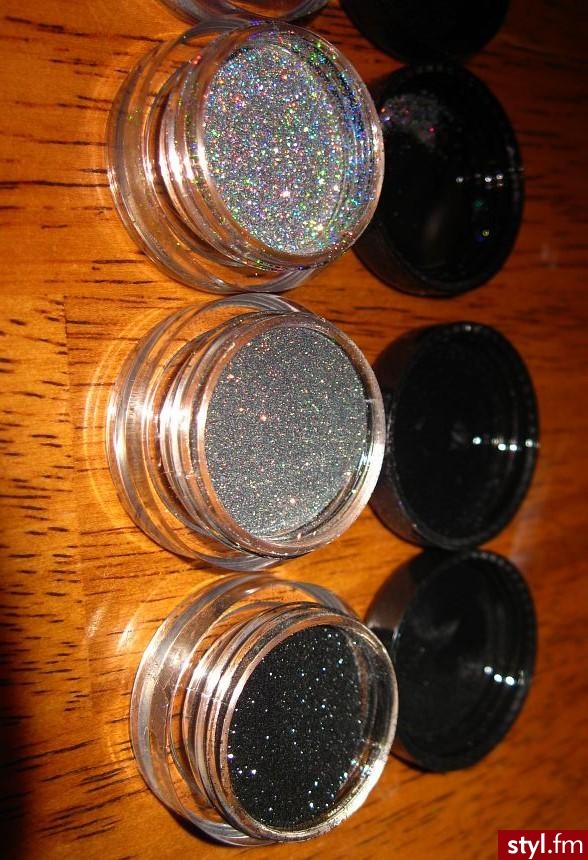 Glamour Doll Eyes Eye Light. 1.Glowstick, Techno, Rave
2. Hollywood, Monster Mash, Little Black Dress - Makijaże
