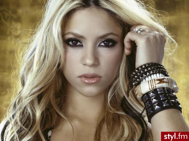 Shakira - wieczorowe 'smokey eye' i delikatnie podkreslone usteczka. Klasyczny make-up zawsze sie sprawdza ;-). - Makijaże