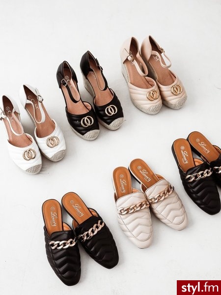 Buty wykonane zostały ze skóry ekologicznej. Ozdobne przeszycia oraz złote zdobienie nadaje im elegancji oraz szyku. Sandałki na koturnie są komfortowe w noszeniu oraz pięknie wysmuklają sylwetkę. Rozmiarówka standardowa. https://roseboutique.pl/ - Koturny Buty Moda