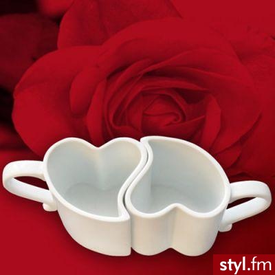 Kubeczki dla zakochanych...;*. Zakochane Kubeczki wykonane są z wysokiej jakości białej porcelany, a ich niezwykły kształt sprawi, że Obdarowana Osoba nigdy nie zapomni o Tobie i o nich.
Bądź zawsze blisko tego, kogo kochasz, pozwól waszym Serduszkom poł - Gadżety Inne Moda