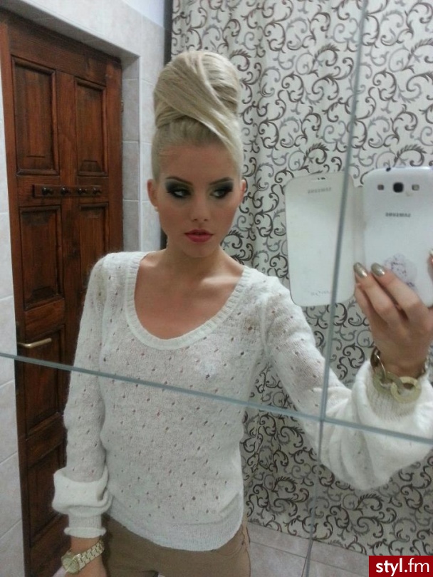 Carmen Grebenișan - Blond Kok Proste Wieczorowe Długie Fryzury