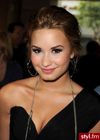 Demi Lovato - Brązowe Upięcie Kręcone Na co dzień Średnie Fryzury