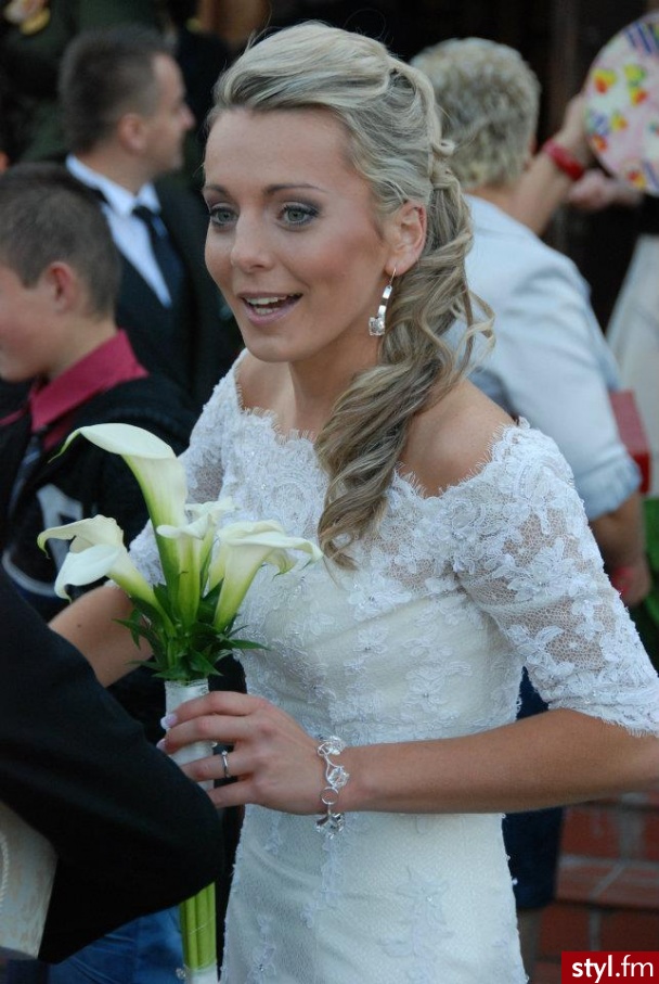 www.chryzantemka.fbl.pl - Blond Upięcie Kręcone Ślubne Średnie Fryzury