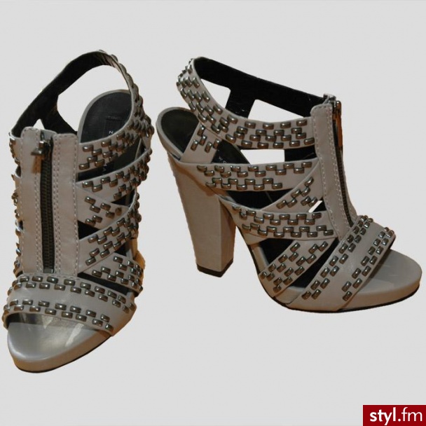 ZARA. Jak dla mnie brzydki obcas, ale pomysł na buty fajny. - Pozostałe Buty Moda