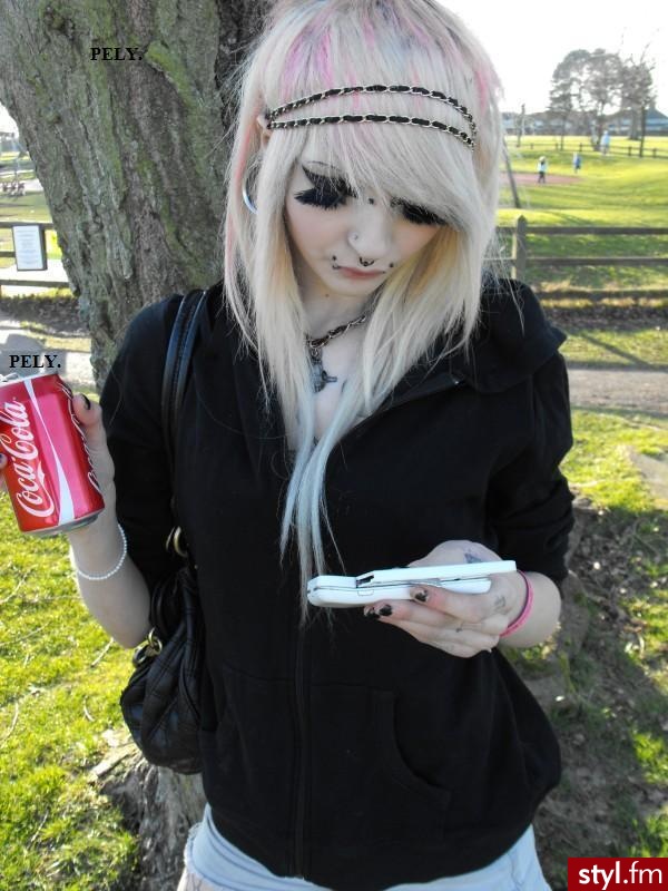 coca. cooola! >D - EMO Alternatywne Średnie Fryzury