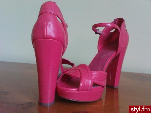 1. bez lampy, 2. z lampa <br>a w rzeczywistości maja jeszcze całkiem inny kolor - Pozostałe Buty Moda