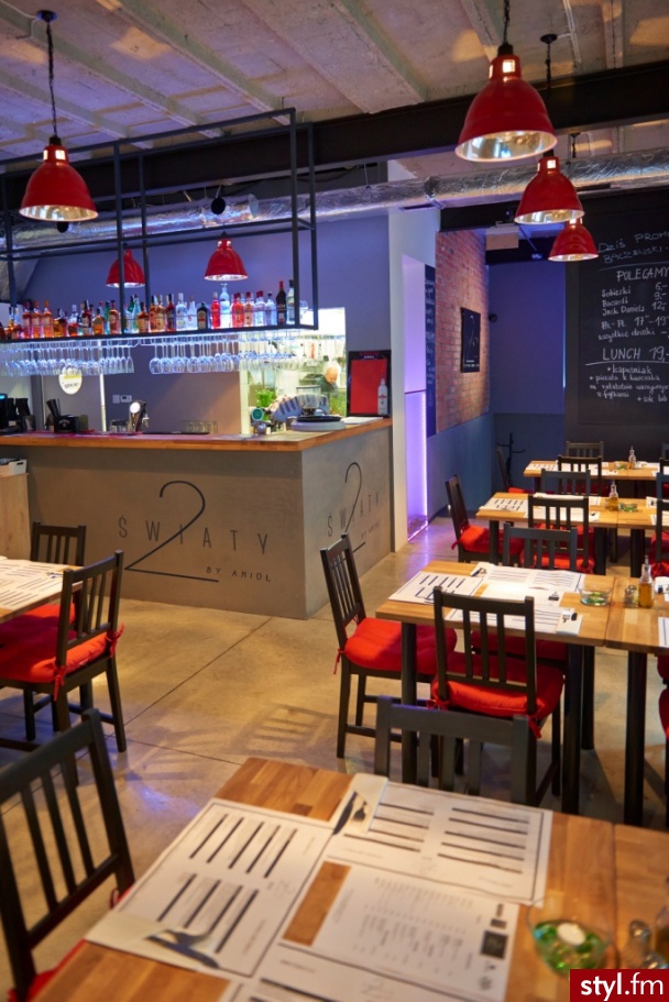 Specjalne menu, szeroki wybór alkoholi, a do tego transmisje wydarzeń? Przy ulicy Żurawiej 22 w Warszawie od niedawna działa restauracja 2 Światy – dwupoziomowy lokal z klimatycznym patio, idealny dla smakoszy i amatorów dobrej zabawy. - Podróże i miejsca