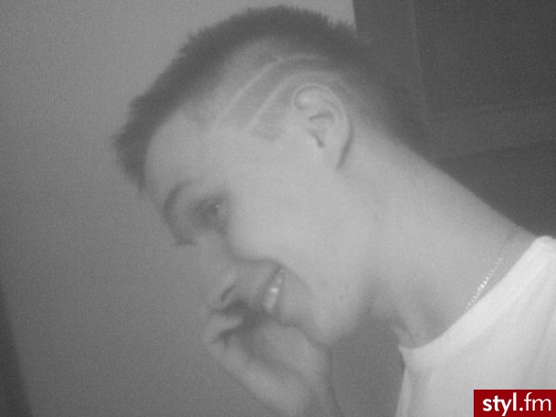 Pani fryzjerka wycina paski nożyczkami :) - Punk Rock Alternatywne Średnie Fryzury