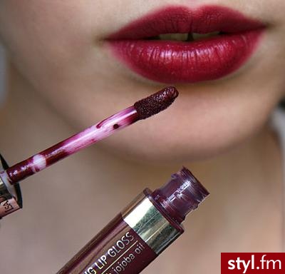 USTA USTA. NYX Long Lip Pencil in Plush Red.
IsaDora
Moisturizing Lip Gloss nr 17 Black Currant. - Makijaże