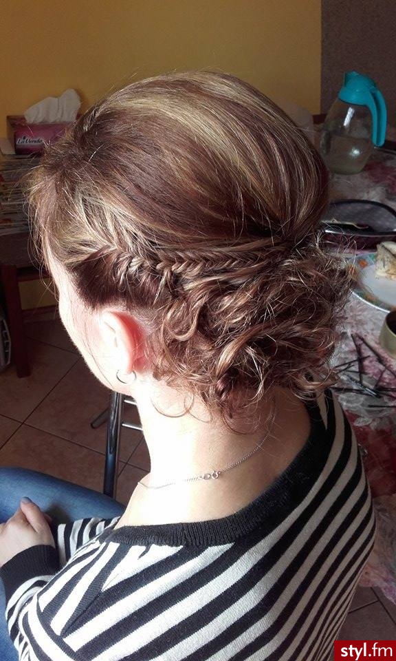 Brązowe Upięcie Kręcone Wieczorowe Średnie Fryzury