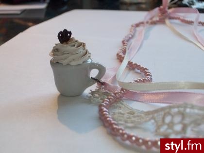 Naszyjnik z filiżanką kawy i ciasteczkami. - Pozostałe Dodatki Moda