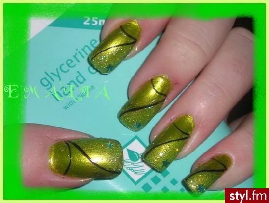 zielone z brokatem. średnio udane,bo brokta mial byc zielony ,ale mocno rażący.. jednak po nalozeniu na lakier efekt "zarówy" stracil i wyszly takie mdłe.. gwiazdki nie pomogly za bardzo,ale generalnie nie jest źle..:) - Paznokcie