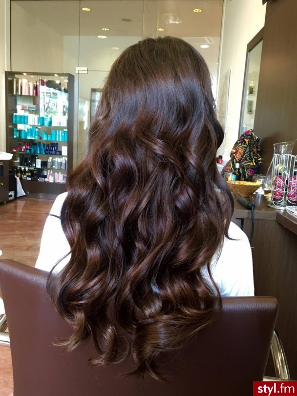 http://forhairsobieski.pl/ KOLORYZACJA Z OLAPLEX WARSZAWA FOR HAIR - Brązowe Rozpuszczone Kręcone z grzywką Wieczorowe Długie Fryzury