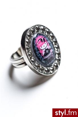 pierścionek. Tarina Tarantino http://www.v.80spurple.com/
Jeżeli już jest proszę o link - Pozostałe Dodatki Moda