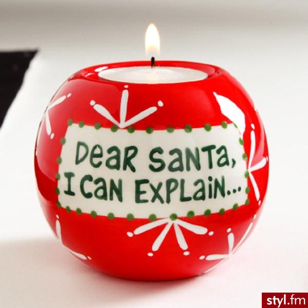 świeczka w okrągłym kolorowym stojaku z napisem ' Dear Santa I can explain..' co znaczy Drogi Mikołaju mogę wytłumaczyć... 
4 godziny palenia się świeczki za - 9.99$ - Gadżety Inne Moda
