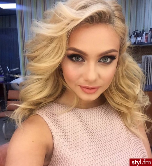 Blond Rozpuszczone Kręcone Na co dzień Średnie Fryzury