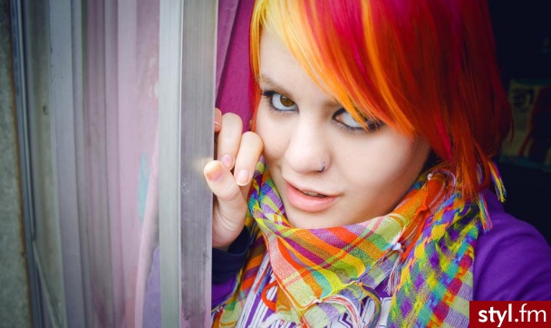 ... - Średnie Fryzury