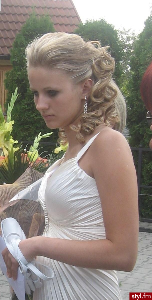 Na wesele - Blond Rozpuszczone Kręcone Wieczorowe Średnie Fryzury