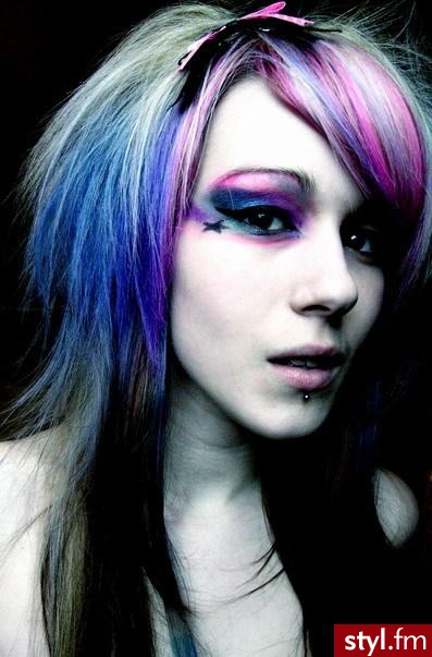 Zwróćcie uwagę także na makijaż! :) / Jeśli zdjęcie już istnieje w galerii, proszę o link. :) - Punk Rock Alternatywne Średnie Fryzury