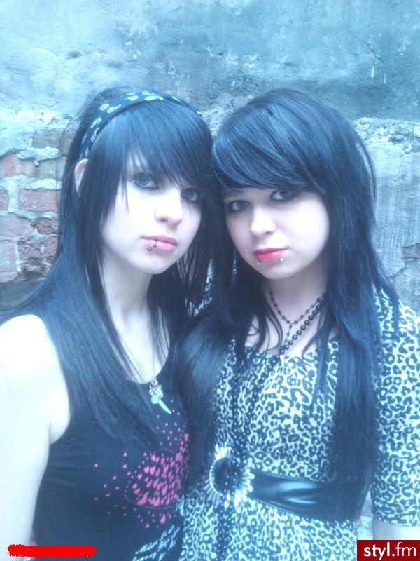 two girls. proste czarne wlosy z grzywkami na lewa strone - EMO Alternatywne Średnie Fryzury
