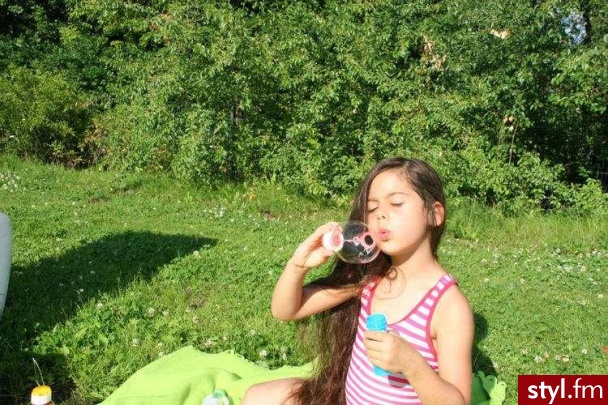 Laura;) ma dopiero 8 lat a już tak piękne długie włosy;) - Długie Fryzury