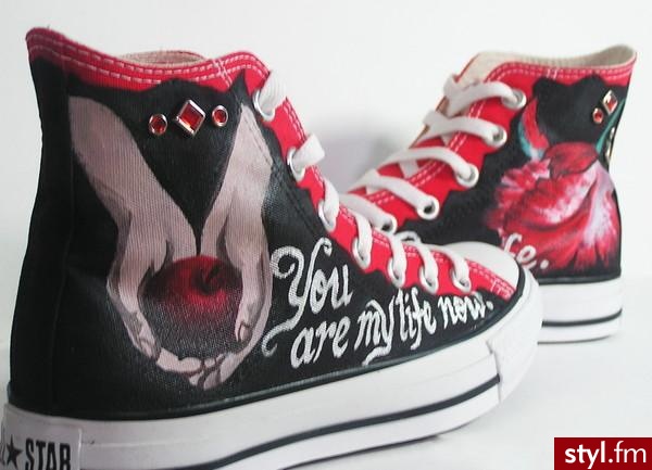 No to może butki z Edziem ??
Converse twighlight hand made xD

ps.jedno jest takie samo... - Pozostałe Buty Moda