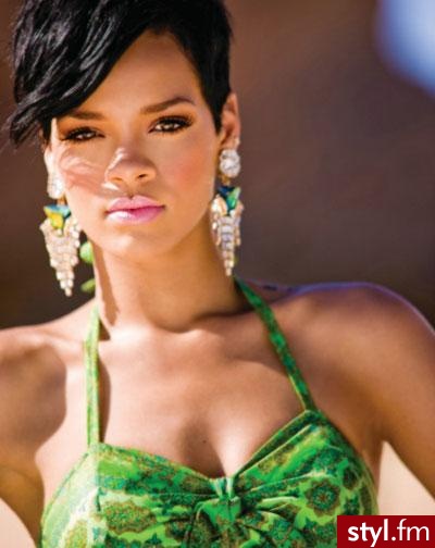 Rihanna. Kolczyki są max!
Jeżeli to zdjęcie jest już w galerii proszę o link - z chęcią dodam je do galerii:) - Pozostałe Dodatki Moda