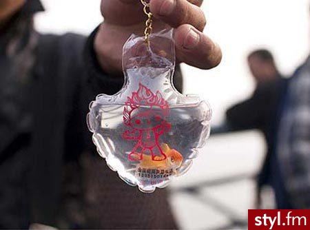 Złota rybka w breloczku- Chiny są niehumanitarne!!!! 
W Chińskim miasteczku Qingdao rybacy sprzedają złote rybki uwięzione w breloku do kluczy!!! 
Co najgorsze breloki rozchodzą się jak gorące bułeczki, gdyż rybacy reklamują je hasłem, że złota rybka w - Misz-masz