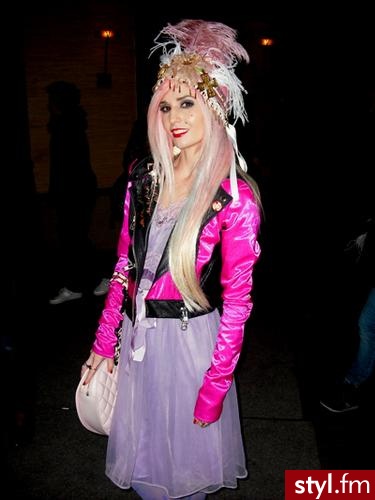 ah ta kurteczka:) - Pozostałe Ciuchy Moda