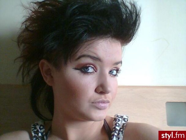 Mozna powiedziec ze wlosy srednie. Dlugi punk + tapir ;] - Średnie Fryzury