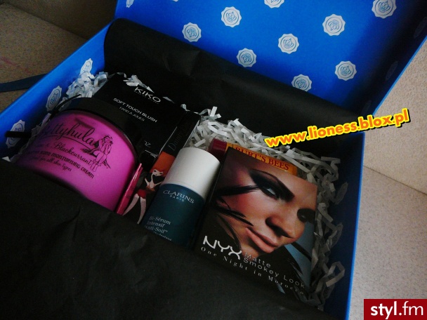 Niebieskie pudełko GlossyBox, więcej informacji o nim jak i o tych kosmetykach znajdziecie w FILMIKU: http://www.youtube.com/watch?v=CfbqKjjGU_U jak i w NOTCE NA BLOGU: http://lioness.blox.pl/2013/11/Niebieskie-Pudelko-GLOSSYBOX.html - Kosmetyki
