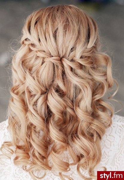 Blond Rozpuszczone Kręcone Ślubne Średnie Fryzury
