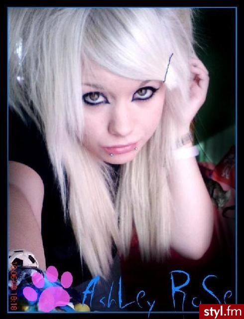 Piekna Emo z Grecji...  Add by Martin... - EMO Alternatywne Średnie Fryzury