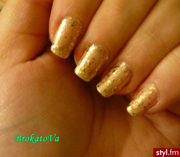 Moje paznokcie :)  Lakier nude (do frencha) + lakier ze złotymi drobinkami + top coat - Kwadratowe Naturalne Paznokcie