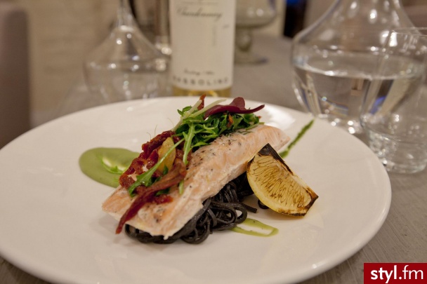 Łosoś sous-vide podany z musem z bobu i czarnym makaronem i sałatką z rukoli z ananasem i suszonymi pomidorami (Strefa Restauracja  - Kuchnia
