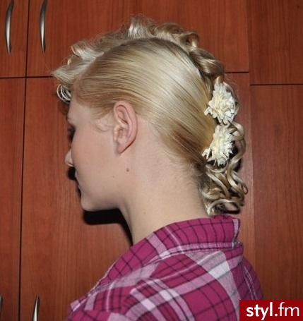 Blond Upięcie Kręcone Wieczorowe Średnie Fryzury