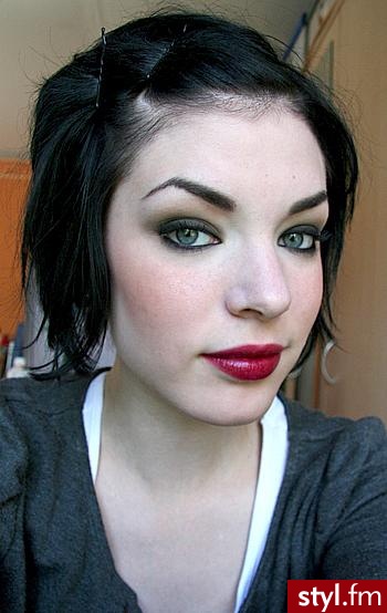 USTA USTA. NYX Long Lip Pencil in Plush Red.
IsaDora
Moisturizing Lip Gloss nr 17 Black Currant. - Makijaże