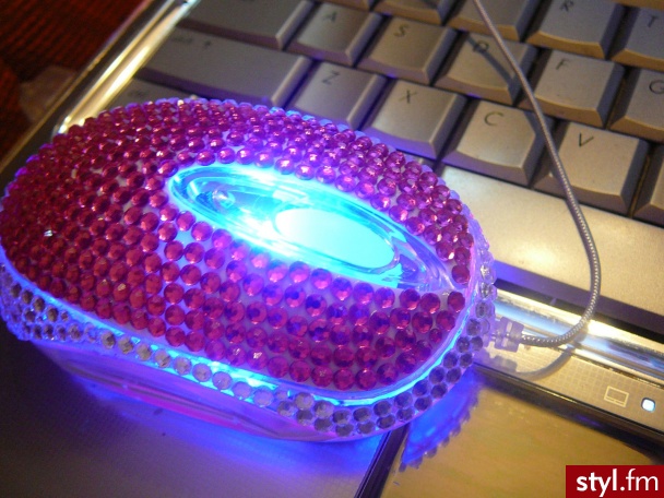 Bling-Bling Mouse. Moja :) Optyczna myszka do laptopa... Bling-Bling od firmy TRUST :) Na żywo jest kolorystycznie trochę ciemniejsza i fajowo się mieni ;] Cena: Około 50 zł. - Gadżety Inne Moda