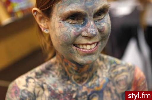 Julie Gnuse. Julie Gnuse. Najbardziej wytatuowana kobieta świata. Tatuaże pokrywają 95 % jej ciała.
Jeśli jest, proszę powiedzieć. - Tatuaże