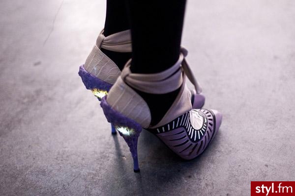 .. http://www.youtube.com/watch?v=PelGvv42n3s&feature=player_embedded   | buty ze światełkiem. - Pozostałe Buty Moda