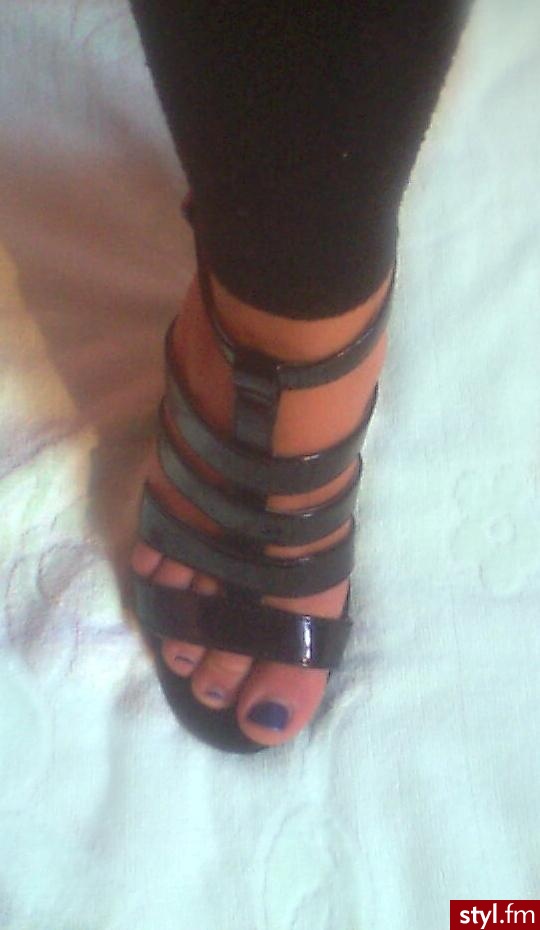 gladiatorki ccc r 36. Mam do sprzedania piękne czarne gladiatorki Jennifer.
Rozmiar: 36, wys. obcasa 10 cm, + platforma 1 cm.
Bardzo wygodne i stabilne.
Mało używane, ich stan jest bardzo dobry.
Serdecznie polecam ;)
Zainteresowanym mogę wysłać więce - Misz-masz