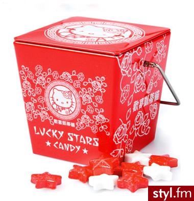 Hello Kitty - pudełko na jedzenie, a w nim słodkie cukierki w kształcie gwiazdek.
cena: 8$ - Gadżety Inne Moda